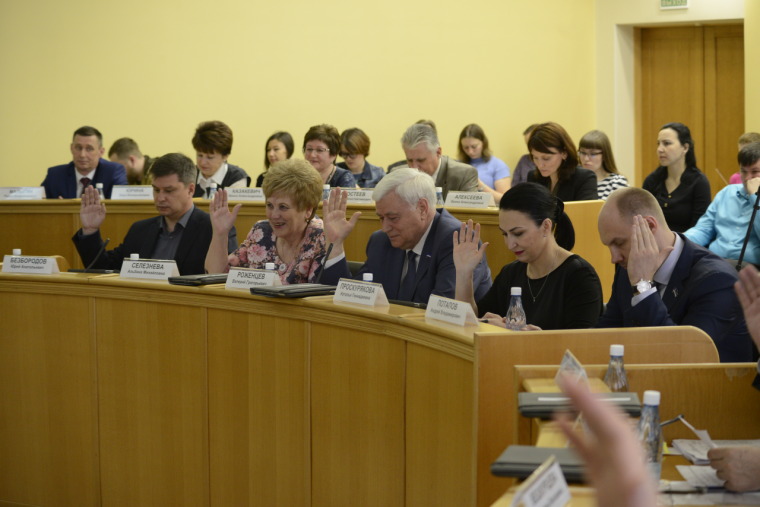Депутаты принимают решение || Фото Юрия КОМОЛОВА
