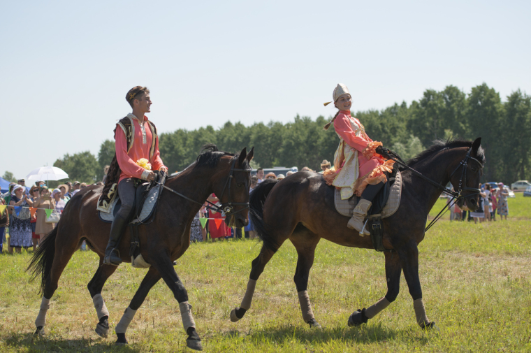 Воспитанники конно-спортивного клуба «Пегас» (Тобольск) демонстрируют свадебный танец на лошадях