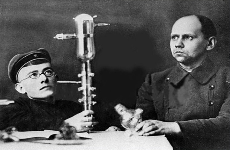 Борис Грабовский (слева) с помощником физиком Николаем Пискуновым. Tobgorod.ru.