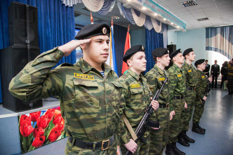 Флаги России, Военно-морского флота и Тюменской области вынесли курсанты отряда колледжа «Фрегат» || Фото Александра ТАРАСОВА
