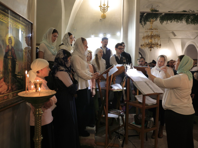 Церковный хор исполняет рождественские песнопения