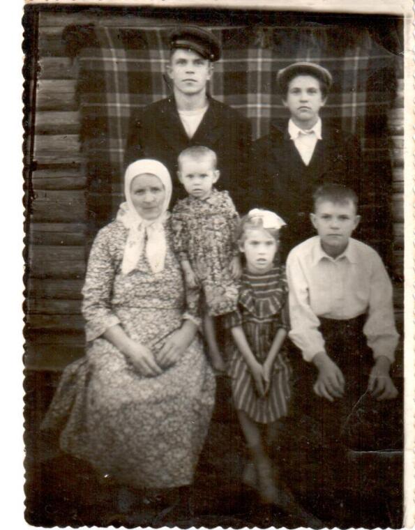 Бабушка Татьяна Ивановна Рахвалова и (стоят) мой отец  Степан Федульевич с братом Иваном 