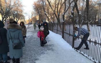 Детей вывели из гимназии 21. Ворота закрыли. Фото Екатерины Христозовой
