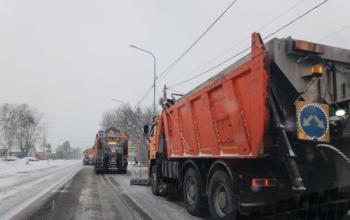 В Тюмени 593 рабочих и 383 машины чистят улицы от снега