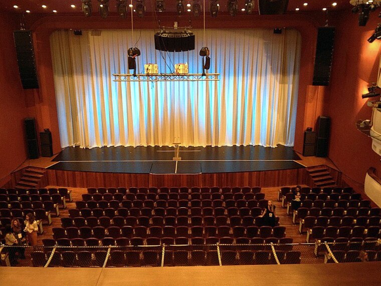 Новый большой зал вмещает 969 зрителей и является трансформером: сцена может подниматься на разные уровни, партер - подниматься до высоты сцены, превращаясь в зал для модных показов | Фото Валерия Бычкова