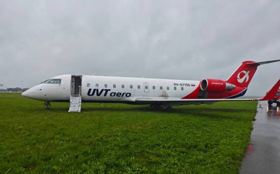 Самолет из Тобольска при посадке выкатился за пределы взлетно-посадочной полосы