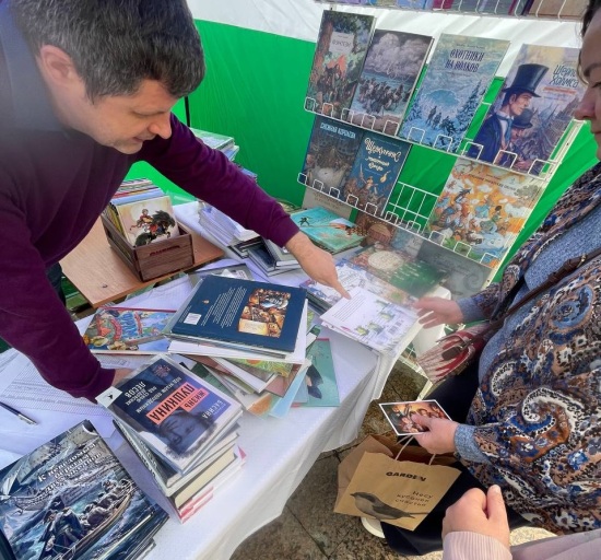 В Тюмени в День города проходит фестиваль «Пикник книг на площади Солнца»