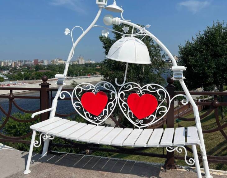 В Тюмени у моста Влюбленных заменили скамью примирения