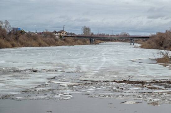 В Тюменской области военные инженеры приступили к уничтожению льда на реке Ишим 
