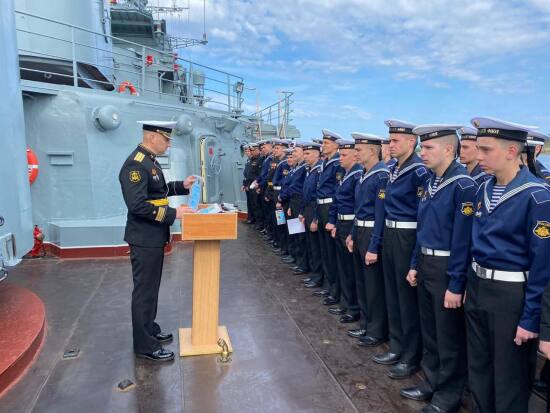 Экипажу  сторожевого корабля «Ладный» зачитали поздравление от губернатора Тюменской области 