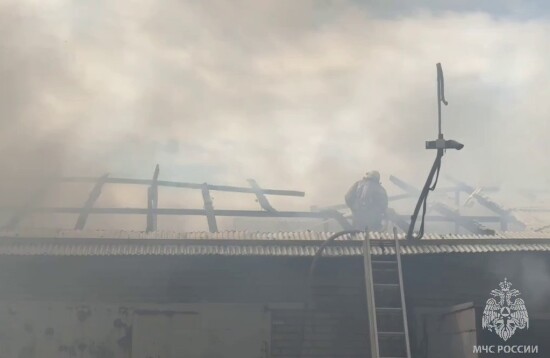 В Тюмени на улице Авторемонтной сотрудники МЧС тушат большой пожар