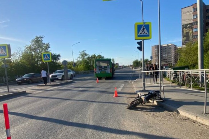 В Тюмени автобус сбил подростка на питбайке