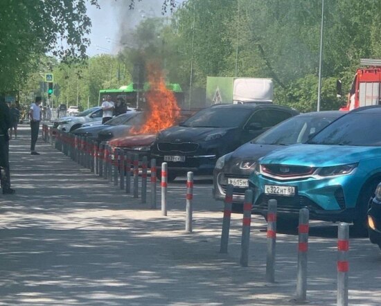 В Тюмени на парковке у экопарка «Затюменский» загорелся автомобиль