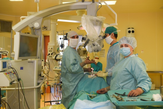 В Тюмени спасли 68-летнюю пациентку с опухолью спинного мозга