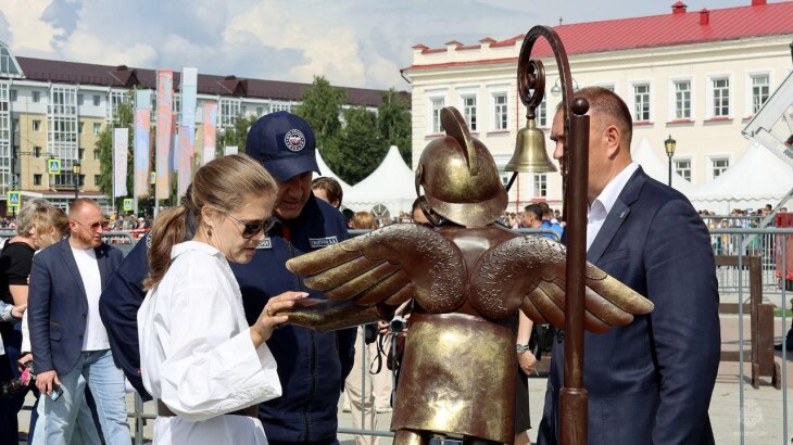 В Тобольске установили скульптуру ангела-пожарного