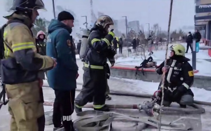 Пострадал ребенок при пожаре в тюменской многоэтажке, где горели два подъезда