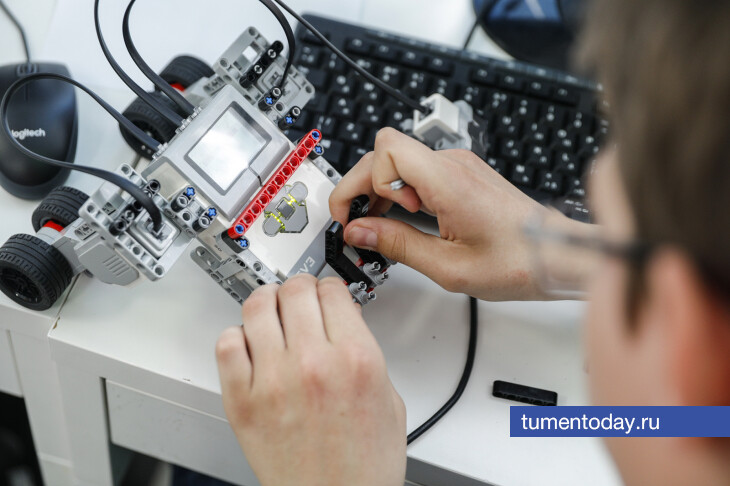 Тюменские школьники могут записаться на летние смены Центра робототехники
