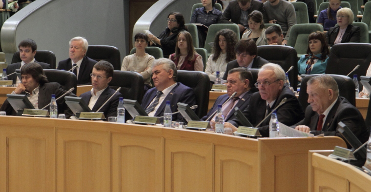 Депутаты внимательно слушают доклад начальника УМВД || Фото Валерия БЫЧКОВА