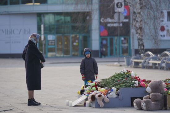 Тюменцы в память о погибших в «Крокус Сити Холле» несут цветы, игрушки, свечи