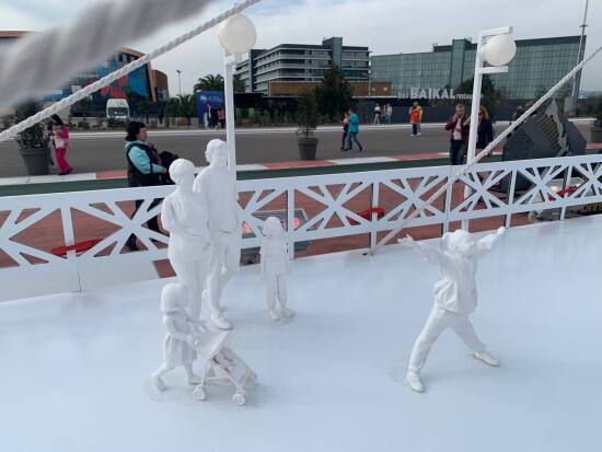 Мост влюбленных в миниатюре появился на площадке Всемирного фестиваля молодежи
