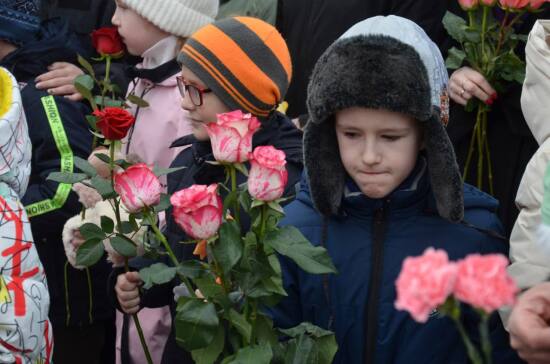 В районах Тюменской области взрослые и дети приносят цветы и игрушки к мемориалам