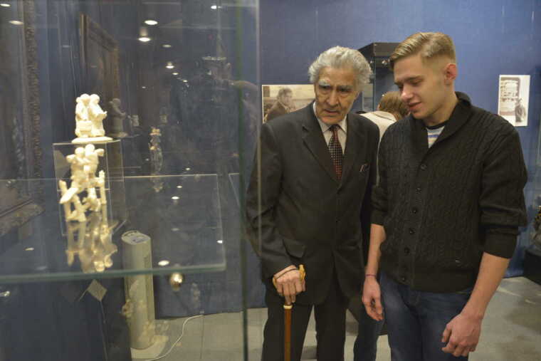 Скульптор Николай Распопов провел по выставке молодежь