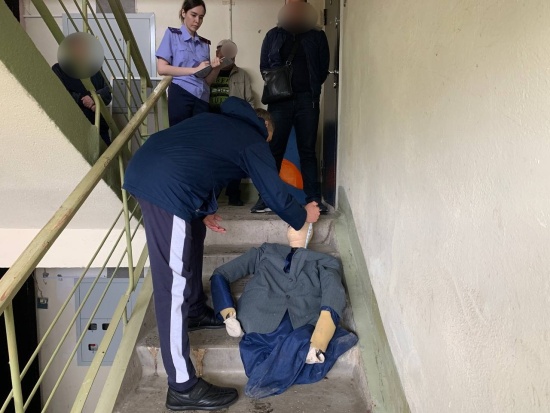 В Тюменской области мужчина убил жену на лестничной клетке многоэтажки