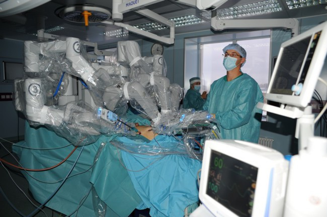 Робот-операционная позволяет хирургу проводить малотравматичные операции, а значит, минимизирует риски для пациента, обеспечивает быстрое восстановление после операции и сохранение качества его жизни. Еженедельно двумя бригадами хирургов выполняется шесть операций || Фото с сайта: admtyumen.ru
