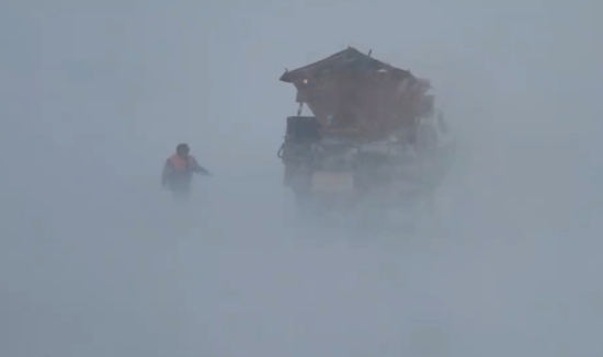 На Ямале спасатели эвакуировали людей, которые застряли на трассе в непогоду