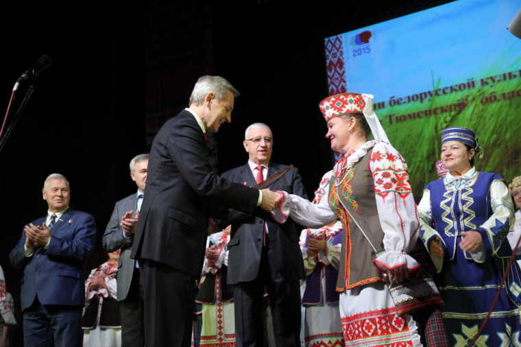 Андрей Артюхов наградил Елену Антонченко за вклад в развитие и сохранение белорусской культуры