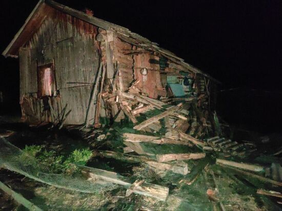 В Тюменской области ночью тракторист таранил дом подруги после ссоры 