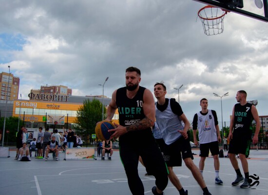 В турнире по баскетболу Лиги дворового спорта в Тюмени участвуют 54 команды