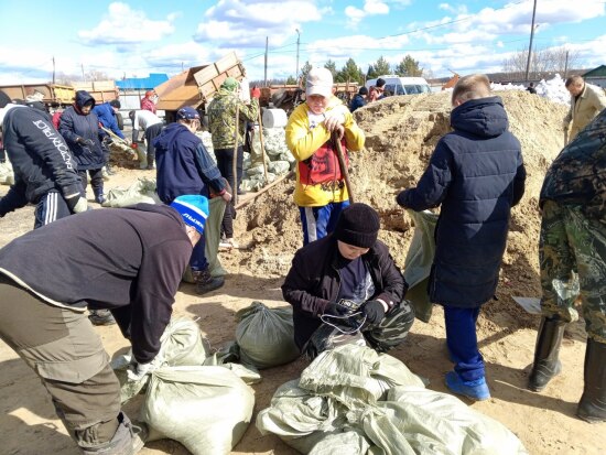 Добровольцы со всей Тюменской области помогают укреплять дамбы 
