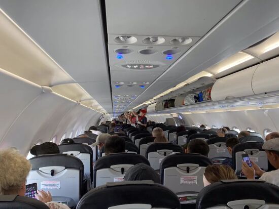 На борту самолета врач спасла аэрофоба, который запил успокоительное алкоголем