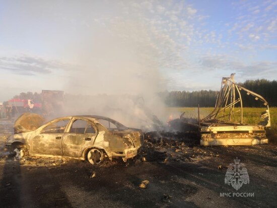 Две фуры и иномарка сгорели в ДТП на трассе Тюмень – Омск