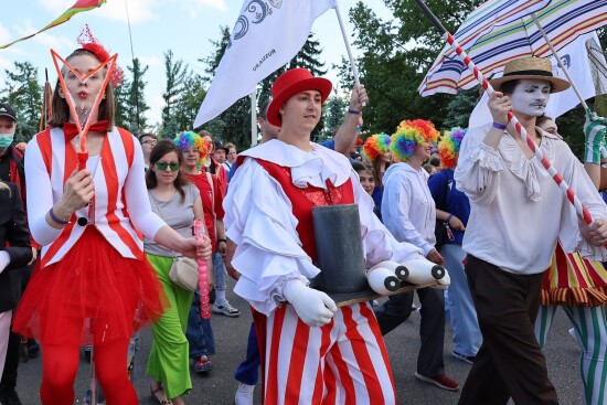 Более тысячи человек стали участниками циркового шествия на выставке «Россия»