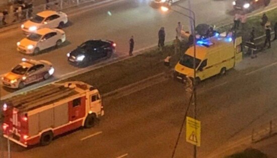 В Тюмени автомобиль врезался в столб, травмы получили два человека