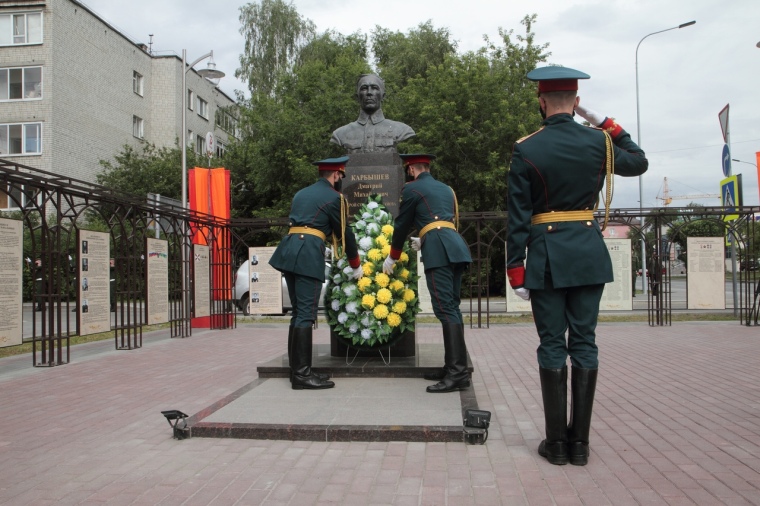 Тюменские курсанты возложили венки к памятнику генерала Карбышева II Фото Валерия Бычкова