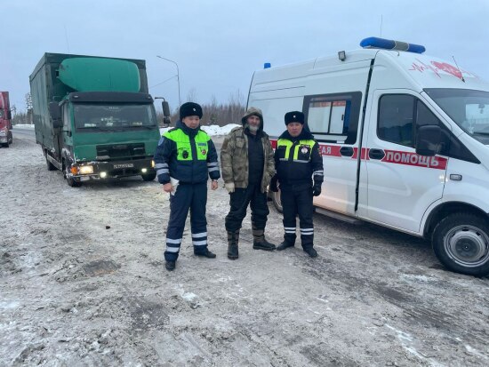 На трассе Тюмень – Ханты-Мансийск водитель авто съехал в кювет, пытаясь помочь пассажиру