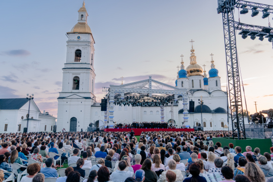 Большой концерт с участием звезд дал старт фестивалю «Лето в Тобольском кремле» 