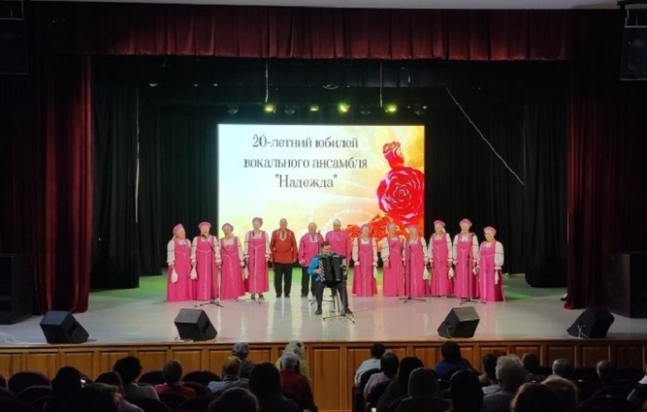 Депутат Тюменской гордумы поздравил ансамбль «Надежда» с 20-летием