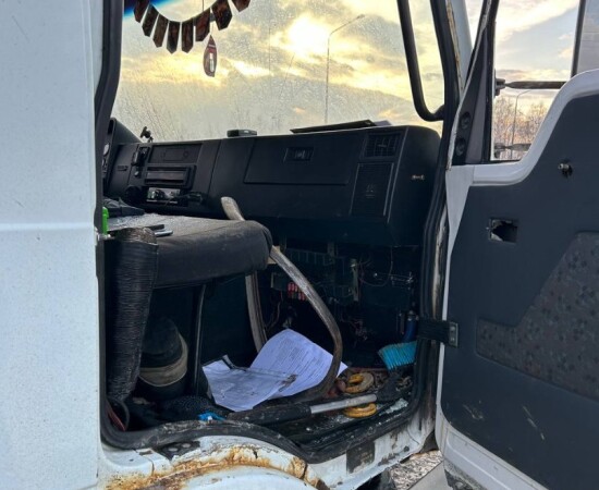 На тюменской трассе водителя эвакуатора убило отлетевшей металлической частью от колеса фуры