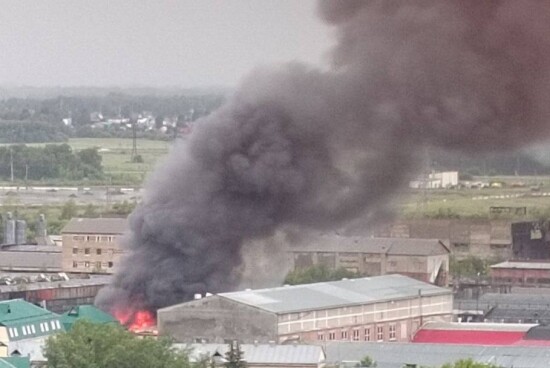 В Тюмени на улице Бабарынка потушили большой пожар