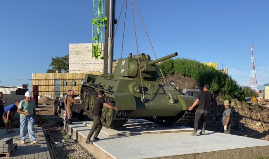 В Сорокинском районе установили танк времен Великой Отечественной войны   