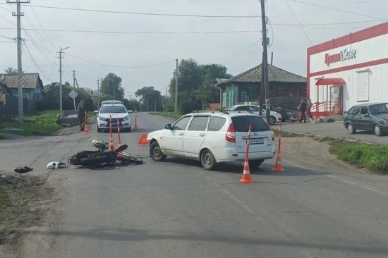 В Тюменской области 16-летнего мотоциклиста госпитализировали после ДТП с Lada