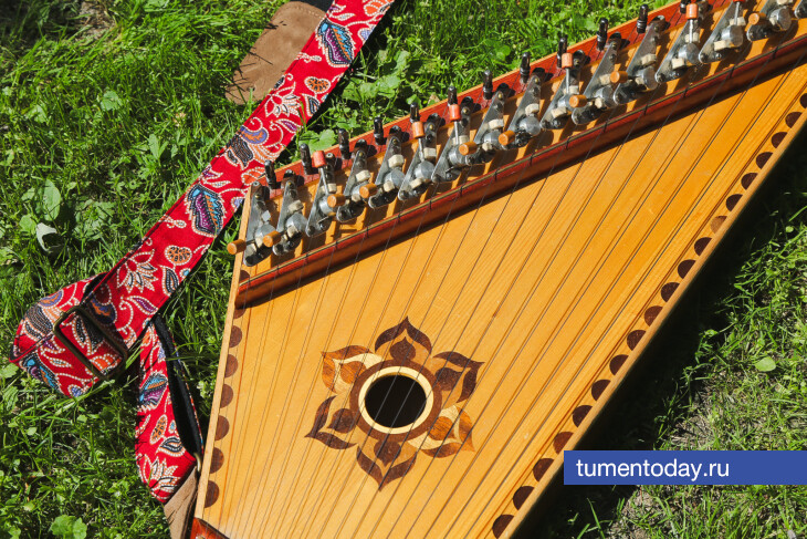 Тюменка Светозара Перунова играет на гуслях на улицах города