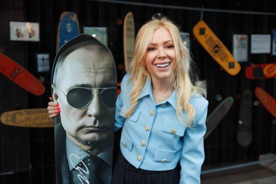 Екатерине Мизулиной вручили сноуборд с изображением Владимира Путина