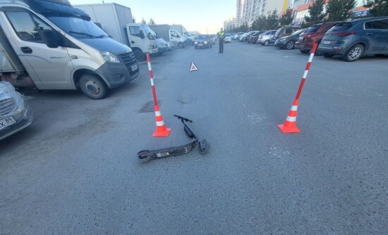 В Тюмени на проезжей части столкнулись велосипедист и электросамокатчица