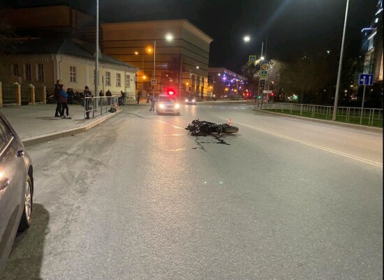 В центре Тюмени погиб мотоциклист, налетевший на бордюр