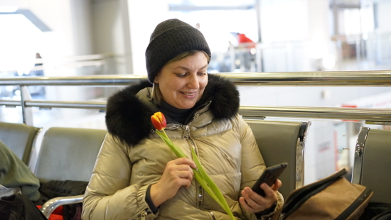 Тюменские железнодорожники дарят женщинам тюльпаны на вокзале